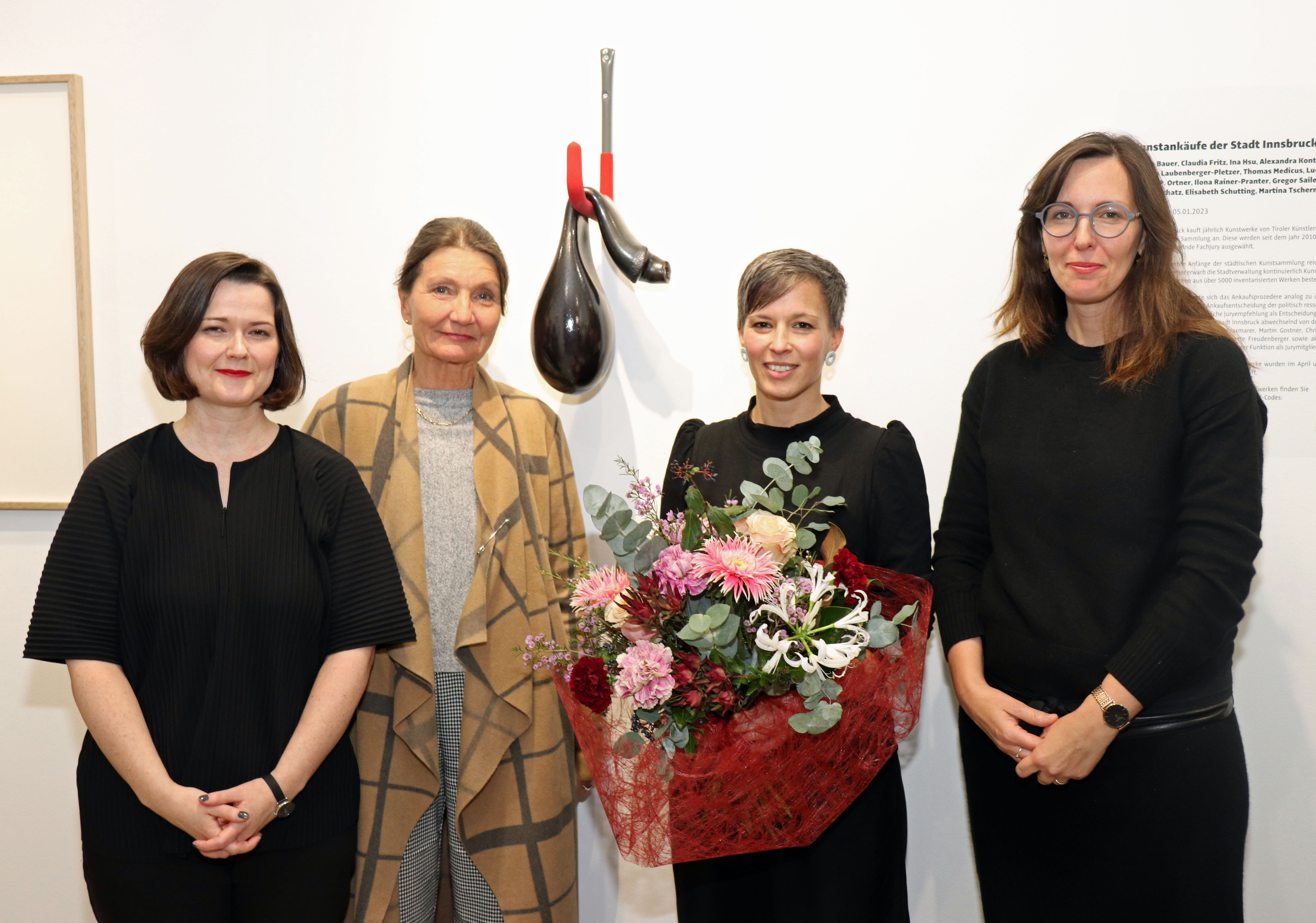 Verena Schatz erhält den Josef-Franz-Würlinger-Preis 2022 für ihre Ausstellung „Mezzanine“ in der Plattform 6020. Kulturstadträtin Uschi Schwarzl (2. v.l.), Natalie Pedevilla (Referat Bildende Kunst und Kulturprojekte, 1. v.l.) und Jurymitglied Rosanna Dematté (re.) gratulierten herzlich.