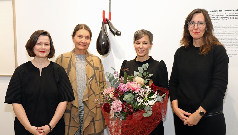 Verena Schatz erhält den Josef-Franz-Würlinger-Preis 2022 für ihre Ausstellung „Mezzanine“ in der Plattform 6020. Kulturstadträtin Uschi Schwarzl (2. v.l.), Natalie Pedevilla (Referat Bildende Kunst und Kulturprojekte, 1. v.l.) und Jurymitglied Rosanna Dematté (re.) gratulierten herzlich.