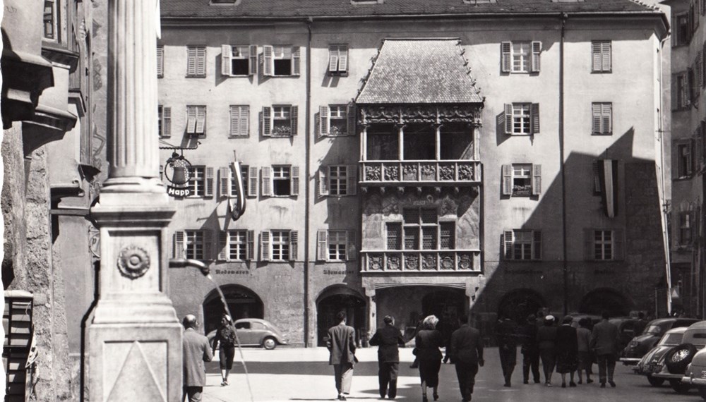 Unter dem Goldenen Dachl gab sich das Paar vor 70 Jahren das Jawort. (Aufnahme aus den 1950er-Jahren)