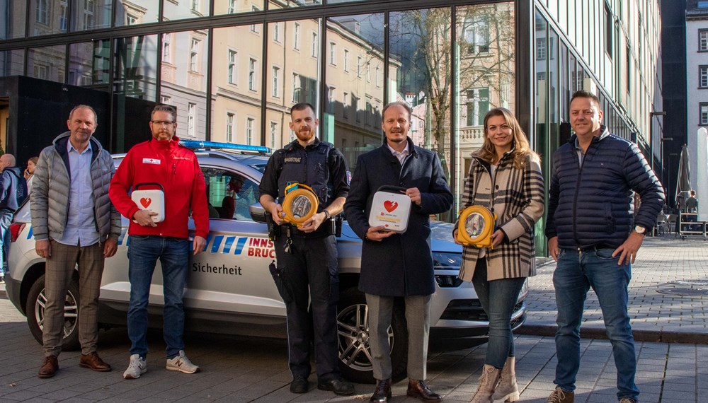 Übergabe der neuen Defibrillatoren an die MÜG: Vizebürgermeister Johannes Anzengruber (3. v. r.) mit (v. l. n. r.) Thomas Koland (Referatsleiter „Öffentliche Ordnung“), Matthias Stark (Leiter Ausbildungszentrum Rotes Kreuz Innsbruck), MÜG-Mitarbeiter Christian Schlögl, Jessica Kalchschmiedt und Christian Pletzer (beide Firma Koloszar Medizintechnik GmbH).