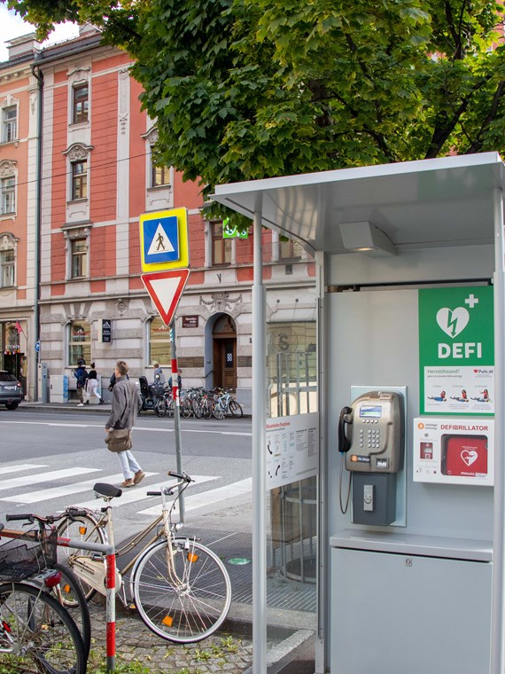 Zahlreiche Defis, wie hier in einer Telefonzelle, stehen im öffentlichen Raum für den Notfall bereit.