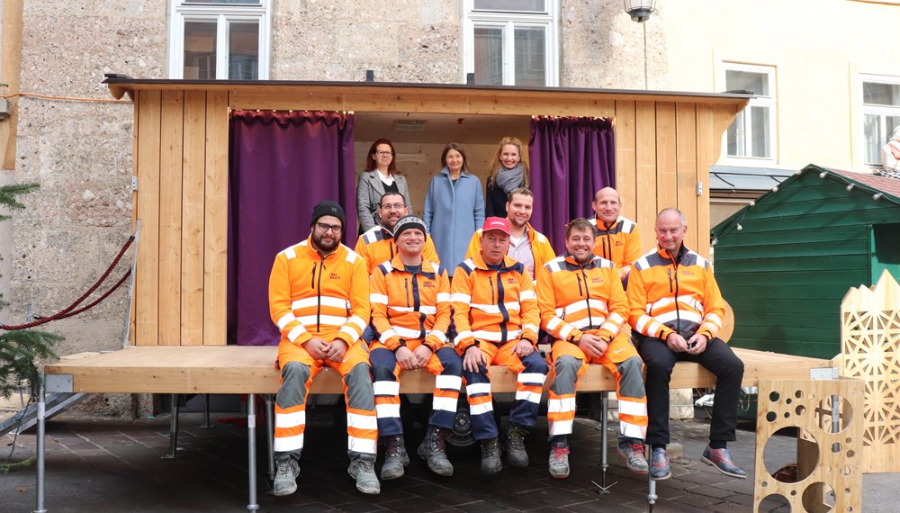 Vorhang auf für den neuen Theaterwagen: Kulturstadträtin Uschi Schwarzl (Mitte), Amtsleiterin Isabelle Brandauer (rechts) und Martina Niedrist (Kulturamt, links) mit Peter Hölzl (Amt Straßenbetrieb, vorne rechts) und seinen Mitarbeitern.
