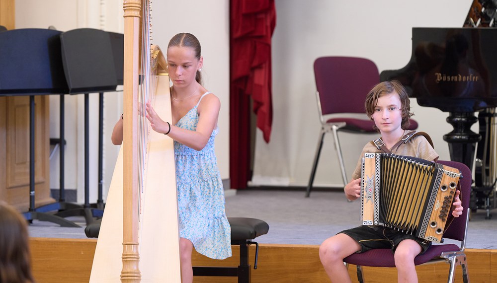 Musikschülerinnen und Musikschüler geben in den Musizierstunden regelmäßig ihr Können zum Besten.