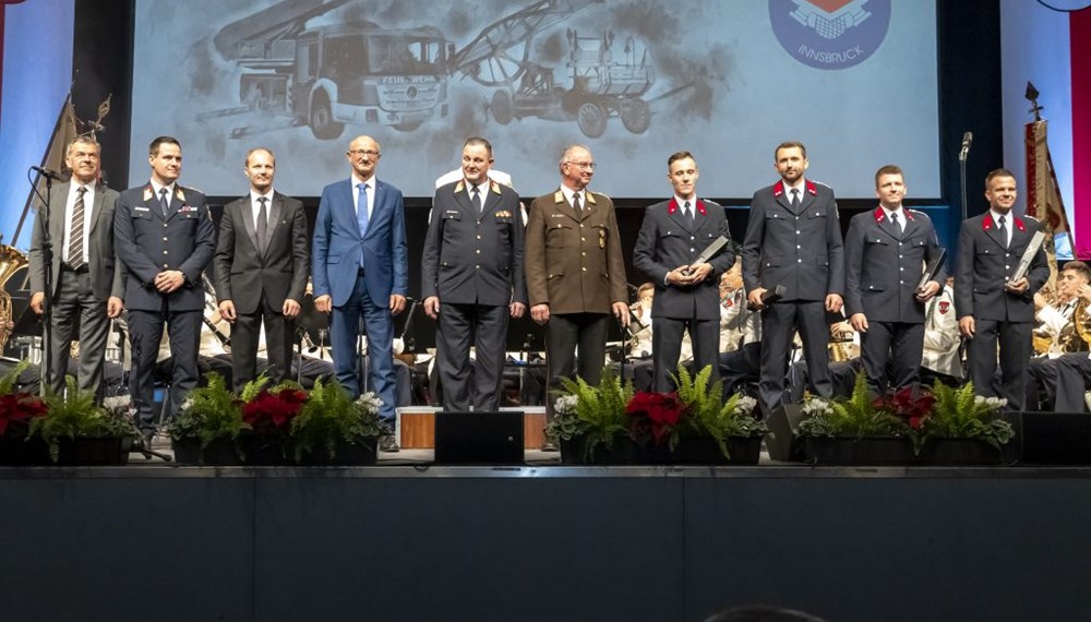 Bürgermeister Georg Willi, Branddirektor Helmut Hager, Vizebürgermeister Johannes Anzengruber, Landeshauptmann Anton Mattle, BD-Stv. Johann Zimmermann und ÖBVF-Vizepräsident und Altlandesfeuerwehrkommandant Peter Hölzl freuen sich mit den versammelten Feuerwehrleuten über einen gelungenen Jubiläumsabend.