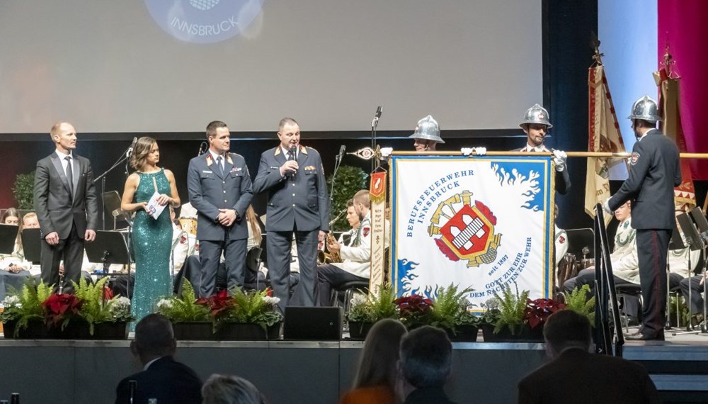 Auch die Fahne der Berufsfeuerwehr Innsbruck wurde anlässlich des 125. Jubiläums neugestaltet und geweiht.