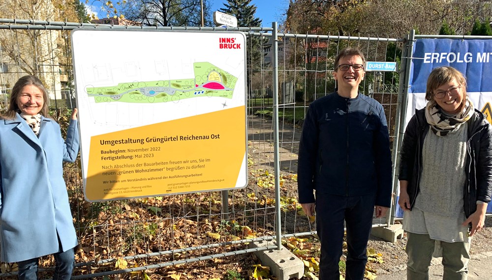 Stadträtin Uschi Schwarzl (l.) macht sich gemeinsam mit Markus Pinter und Lisa Stöllnberger vom städtischen Grünanlagen-Amt ein Bild von den Arbeiten am Grüngürtel.