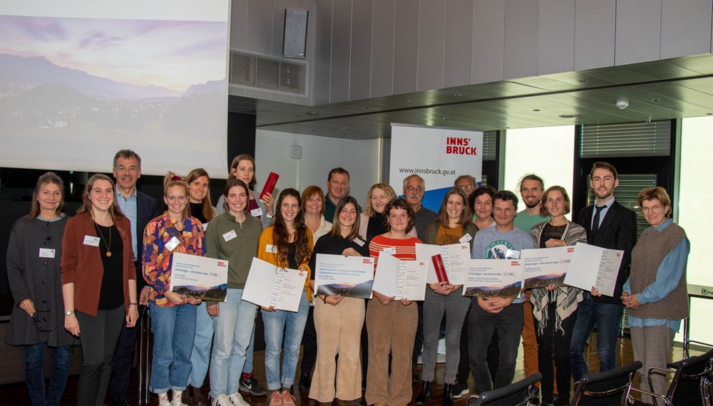 Alle PreisträgerInnen des UNP freuten sich mit Bürgermeister Georg Willi (3.vl.), Umweltstadträtin Uschi Schwarzl (1.v.l), Stadträtin Christine Oppitz-Plörer (1.v.r.), gemeinderätliche VertreterInnen und Nadine Winzer (Büro der Magistratsdirektion; 2.v.l.).