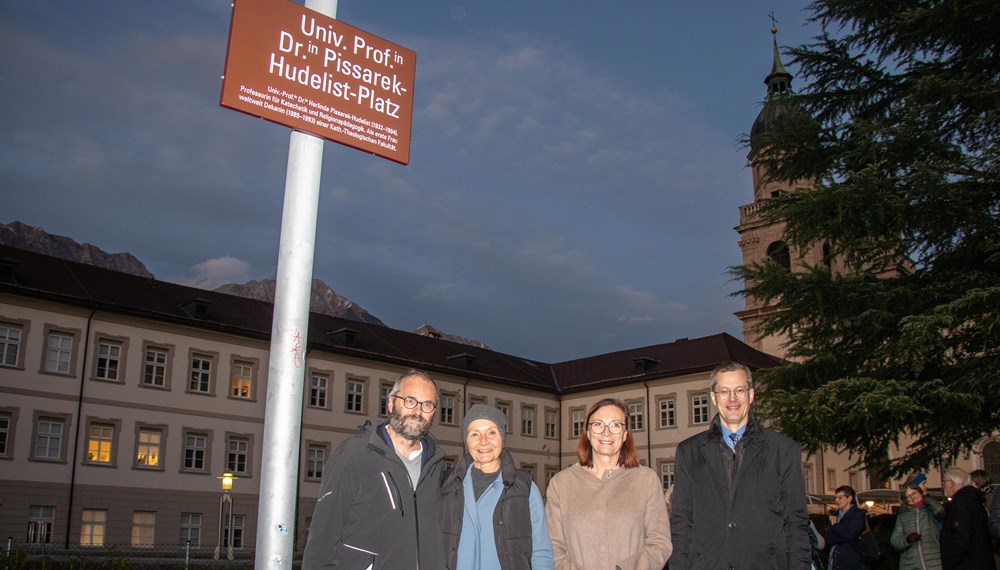 Eröffneten den neuen Platz zwischen der Theologischen Fakultät, Volksschule Innere Stadt und dem Akademischen Gymnasium: v. l. n. r.: Vizerektor Wolfgang Streicher, Stadträtin Uschi Schwarzl, Dekanin Martina Kraml und Liborius Olaf Lumma (Studiendekan der Katholisch-Theologischen Fakultät).
