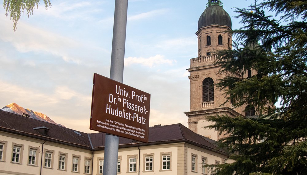 Der Platz erinnert an die erste Dekanin einer Katholisch-Theologischen Fakultät weltweit.
