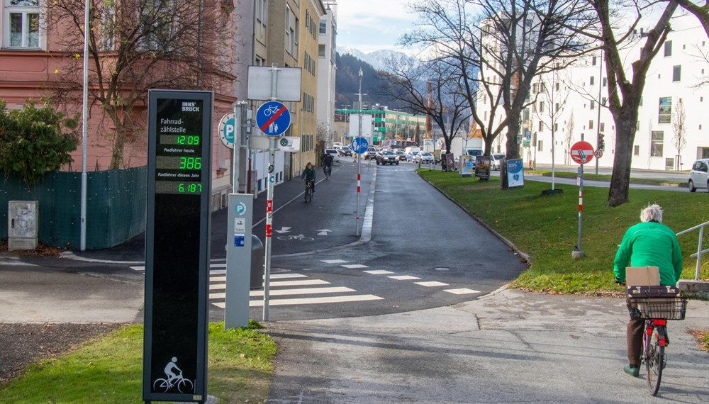 Mittlerweile befinden sich elf städtische Fahrradzählstellen in Innsbruck. Bei der Olympiabrücke wurden in diesem Jahr bisher mehr als 308.000 Radfahrende gemessen.