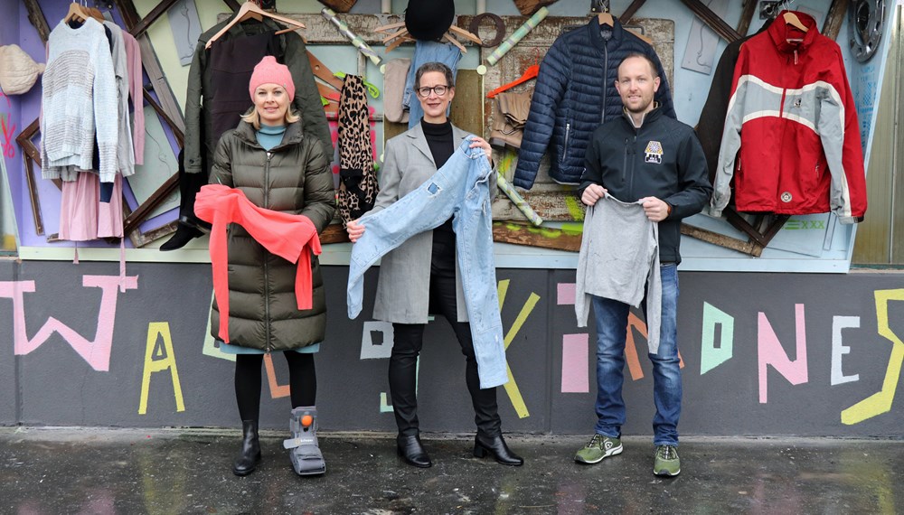 Stadträtin Elisabeth Mayr (l.), Christine Regensburger (Geschäftsführerin WAMS) und Martin Nemeth (Round Table 3 Innsbruck) präsentieren die „Wall of Kindness“ an der Ostseite der Markthallengarage.