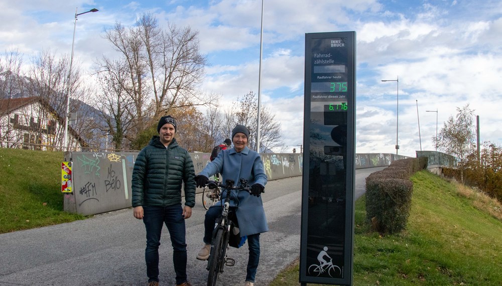 Freuen sich über die neue Radzählstelle am Südring nahe der Olympiabrücke: Stadträtin Uschi Schwarzl und der für die Errichtung verantwortliche Johannes Wetzinger vom städtischen Referat Verkehrsplanung und Umweltmanagement.