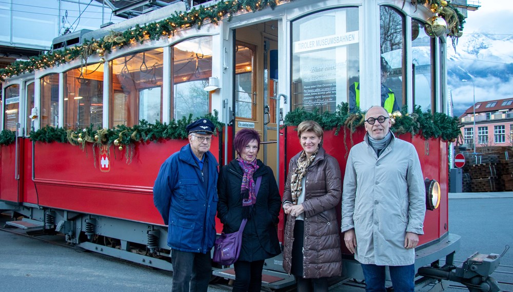 Freuen sich auf die Fahrt mit der Christkindlbahn (v.l.): Walter Pramstaller (Vorsitzender Tiroler MuseumsBahnen), Uschi Klee (Referat Frauen und Generationen), Familienstadträtin Christine Oppitz-Plörer und IVB-Geschäftsführer Martin Baltes.