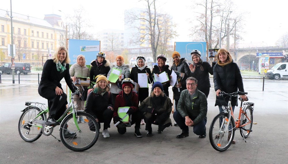 Der erste Frauenfahrradkurs endete mit der Übergabe von Urkunden und Fahrradhelmen: Stadträtin Elisabeth Mayr (1.v.l.), Sarah-Lena Obholzer (Fuß- und Radkoordination, Stadt Innsbruck; knienend 1.v.l.), Andrä Stigger (Geschäftsführer Klimabündnis Tirol; knieend 1.v.r.) und Teresa Kallsperger (Mobilitätsplanung des Landes Tirol; ganz rechts) mit den Teilnehmerinnen und Trainerinnen.