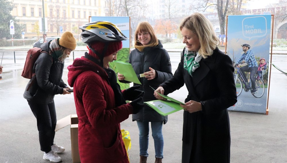 Die Teilnehmerinnen freuten sich über die Anerkennung durch die OrganisatorInnen und die Urkunden, die Stadträtin Elisabeth Mayr gemeinsam mit dem Klimabündnis überreichte.