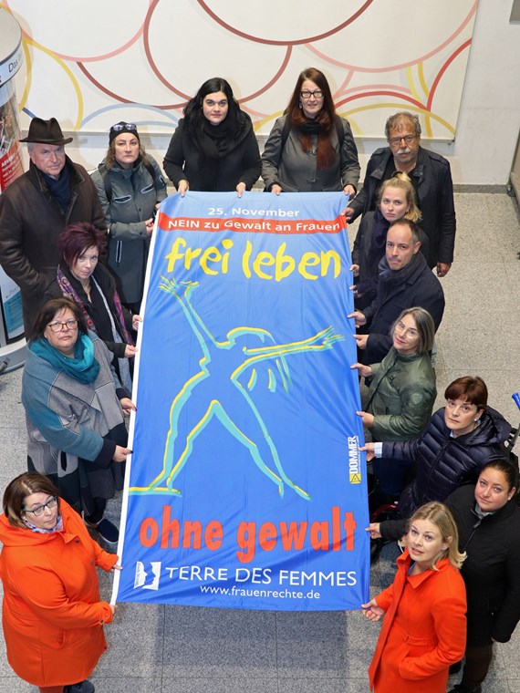 Innsbruck zeigt Flagge: Stadträtin Elisabeth Mayr (vorne rechts) und Uschi Klee (Referat Frauen und Generationen, 3.v.l. vorne) mit VertreterInnen des Gemeinderats und mehrerer Vereine.