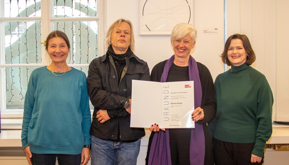 Bettina Knaup (2. v.r.) ist die neue Büchsenhausen-Stipendiatin 2022/23. Kulturstadträtin Uschi Schwarzl (l.), Natalie Pedevilla (Referat Bildende Kunst und Kulturprojekte) und Andrei Siclodi (Direktor Künstlerhaus Büchsenhausen) gratulierten.