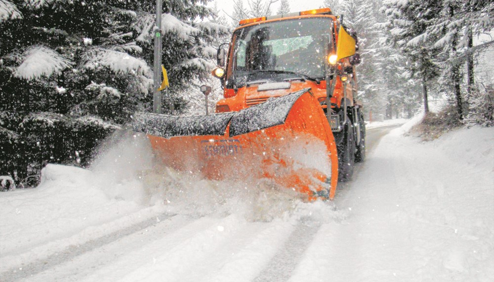 Der städtische Winterdienst bemüht sich Innsbrucks Straßen sicher und befahrbar zu machen.