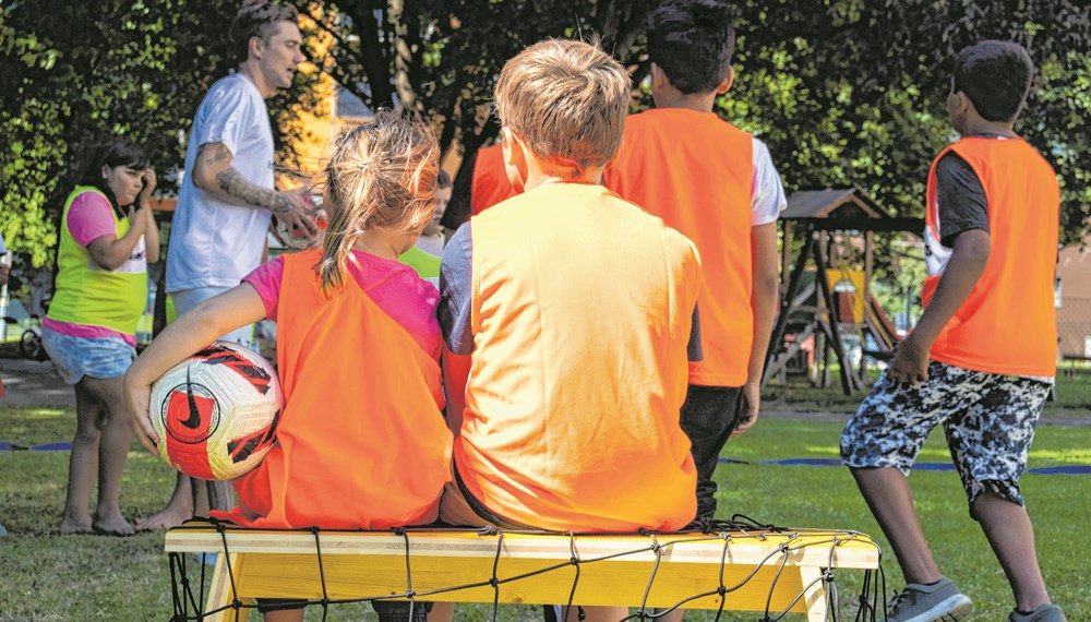 Verschiedene Projekte wie „Heimspiel“ oder die „Mobile Familienberatung“ stellen das Gemeinsame in den Vordergrund und fördern den Austausch zwischen Kindern und Erwachsenen.