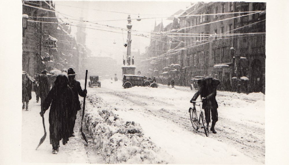 Das Schneetreiben von 1922 mag ebenso ausgesehen haben wie dieses hier, das im darauffolgenden Jahrzehnt in der Maria-Theresia-Straße aufgenommen wurde.