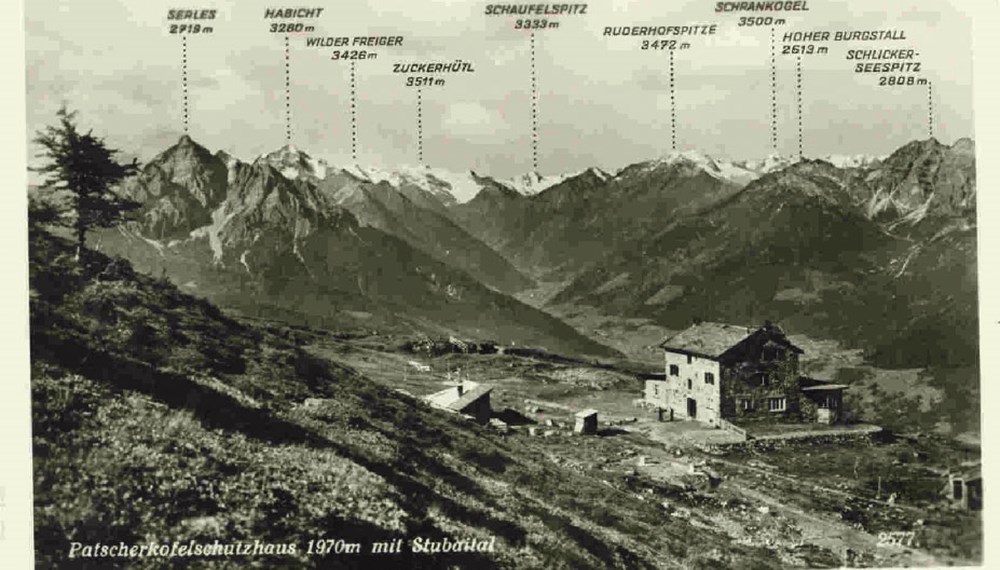 Das Patscherkofelschutzhaus mit umliegender Berglandschaft.