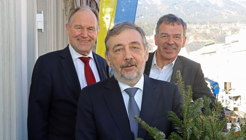 Innsbrucks Bürgermeister Georg Willi (r.) empfängt gemeinsam mit Honorarkonsul Dr. Franz Pegger (l.) den französischen Botschafter Gilles Pécout (m.) im Rathaus der Landeshauptstadt Innsbruck.