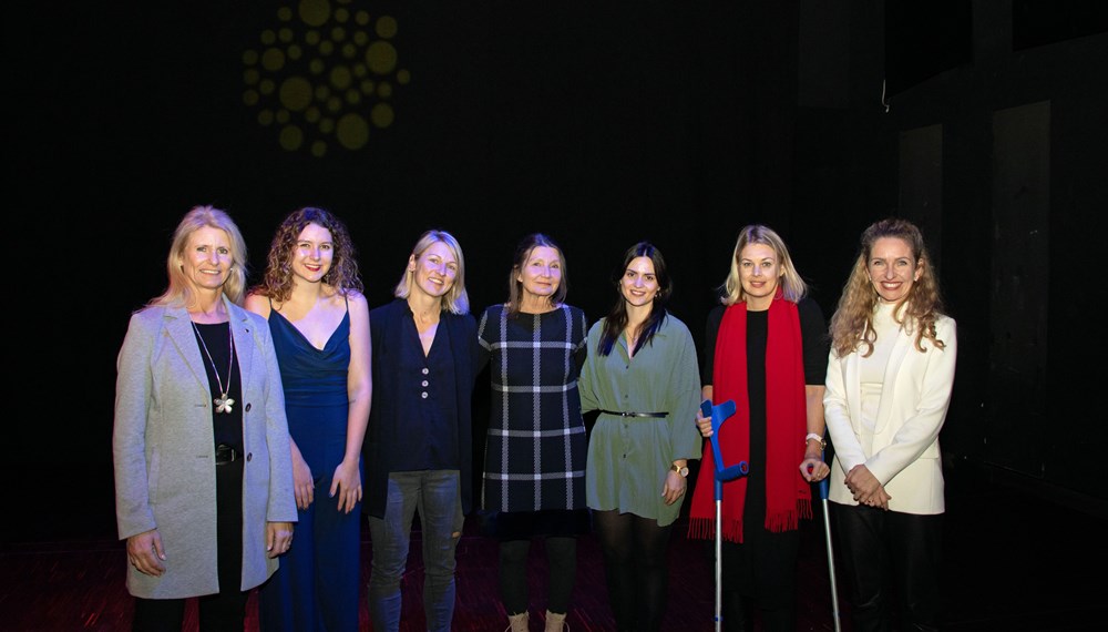 Landtagsabgeordnete Iris Zangerl-Walser, Förderpreisträgerin 2022 Laura Hybner, Poetry-Slam-Preisträgerin 2022 Silke Gruber, Kulturstadträtin Uschi Schwarzl, Förderpreisträgerin 2021 Tamara Stocker, Stadträtin Elisabeth Mayr und Kulturamtsleiterin Isabelle Brandauer (v.l.n.r.) bei der Preisverleihung im Innsbrucker Brux.