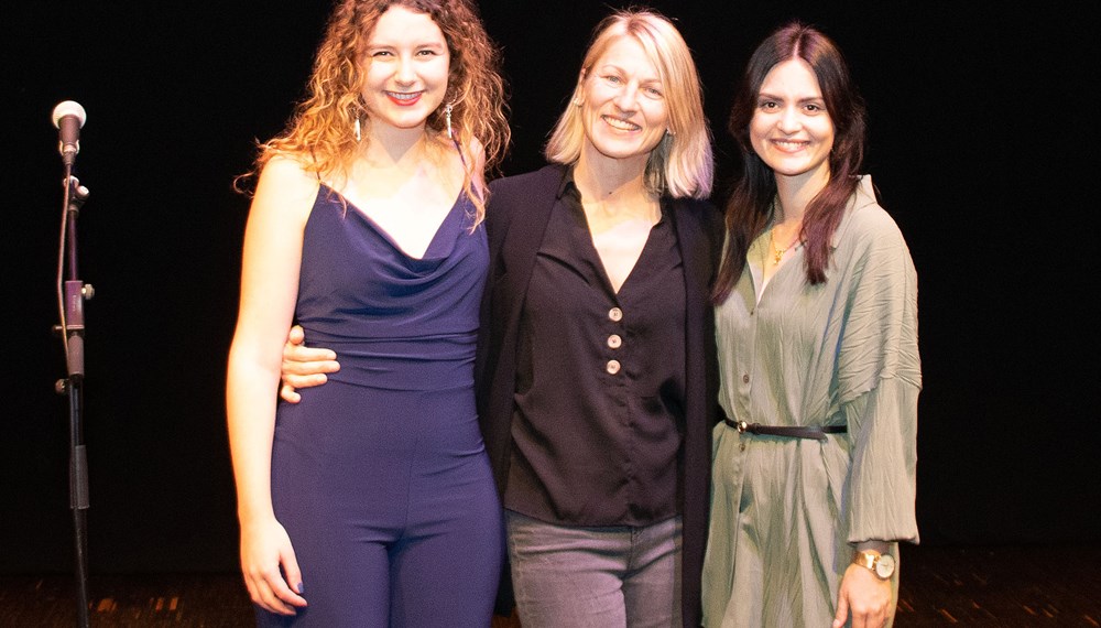 Förderpreisträgerin Laura Hybner, Poetry-Slam-Preisträgerin Silke Gruber und die letztjährige Förderpreisträgerin Tamara Stocker (v.l.).