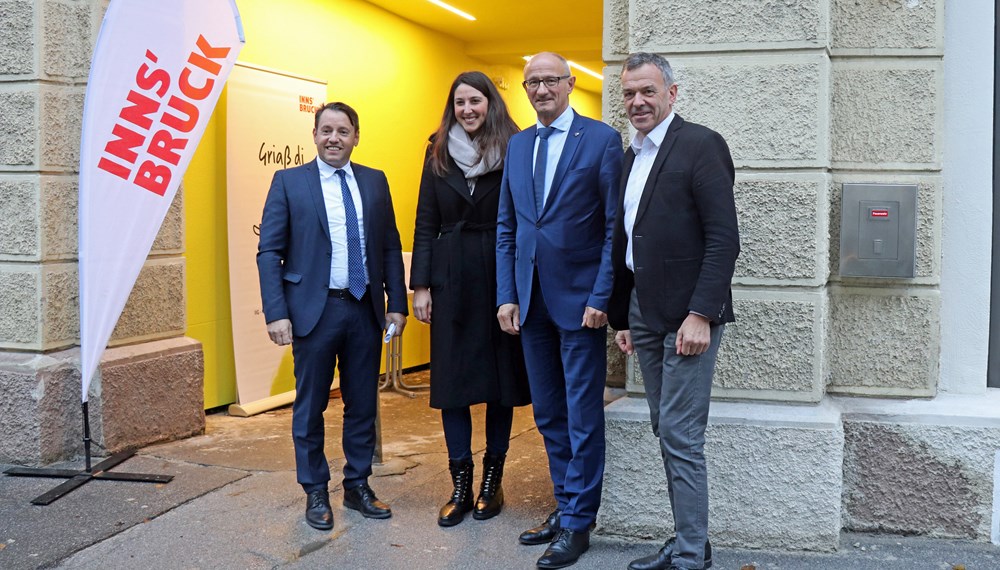 Bei der feierlichen Schlüsselübergabe des Euregio-Campus in Dreiheiligen: v. l.: IIG-Geschäftsführer Franz Danler, Vizepräsidentin des Tiroler Landtages, Sophia Kircher, Landeshauptmann Anton Mattle und Bürgermeister Georg Willi.