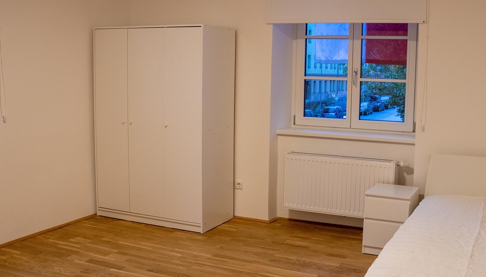 Die Zimmer im Campus sind mit Bett, Schrank, Regal, Schreibtisch und Bürostuhl fix ausgestattet.