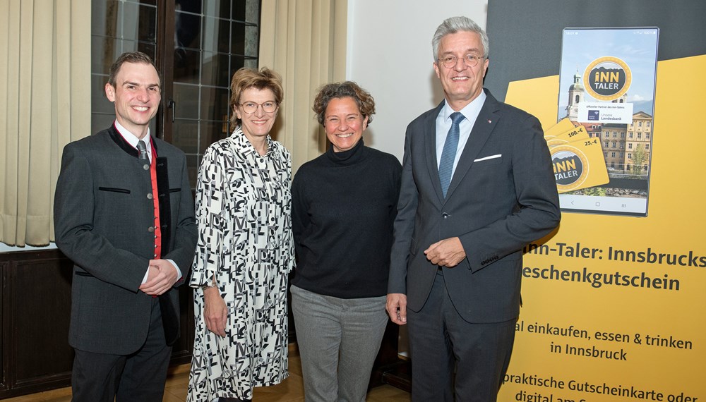 Patrick Pixner, GF der Inn-Taler GmbH, Stadträtin Christine Oppitz-Plörer, Heike Kiesling, GF Innsbruck Marketing, und Michael Perger, Obmann des Zentrumsvereins (v.l.n.r.) beim Treffen im Alten Rathaussaal.