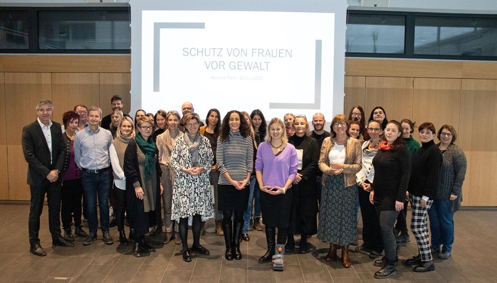 Landesrätin Eva Pawlata (m.), Vizebürgermeister Johannes Anzengruber (2. Bild, 3.v.r.), Stadträtin Christine Oppitz-Plörer (l.), Stadträtin Elisabeth Mayr (r.) und Referatsleiterin Uschi Klee (Referat Frauen und Generationen) (2.v.l.) erarbeiteten gemeinsam mit zahlreichen Kooperationspartnerinnen und Kooperationspartnern konkrete Maßnahmen und Konzepte, um Gewalt gegen Frauen zu verhindern und die Gesellschaft noch mehr für dieses wichtige Thema zu sensibilisieren. Bei dem runden Tisch im Gehörlosenzentrum Innsbruck wurde ein weiterer Fahrplan zu Präventionsarbeit und Gewaltschutz konkretisiert.