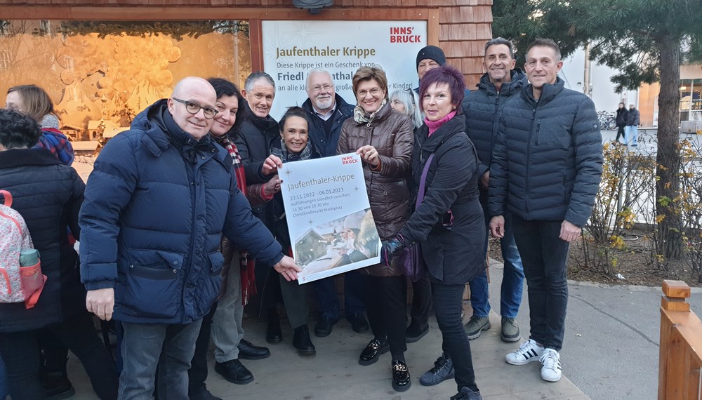 Gemeinsam mit der Familie Jaufenthaler, dem Mundartdichter Emanuel Heger, Christian Mark vom Christkindlmarkt Marktplatz und Uschi Klee eröffnete Familienstadträtin Mag.a Christine Oppitz-Plörer im Beisein zahlreicher GemeinderätInnen die Jaufenthaler Krippe. Bis zum 6. Jänner 2023 ist dieses liebevoll gestaltete Wunderwerk von Friedl Jaufenthaler am Marktplatz zu bestaunen (Aufführungen 14.30, 15.30, 16.30, 17.30 und 18.30 Uhr).