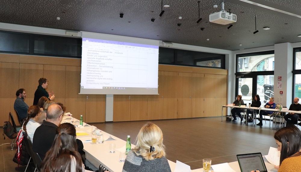 Landesrätin Eva Pawlata (m.), Vizebürgermeister Johannes Anzengruber (2. Bild, 3.v.r.), Stadträtin Christine Oppitz-Plörer (l.), Stadträtin Elisabeth Mayr (r.) und Referatsleiterin Uschi Klee (Referat Frauen und Generationen) (2.v.l.) erarbeiteten gemeinsam mit zahlreichen Kooperationspartnerinnen und Kooperationspartnern konkrete Maßnahmen und Konzepte, um Gewalt gegen Frauen zu verhindern und die Gesellschaft noch mehr für dieses wichtige Thema zu sensibilisieren. Bei dem runden Tisch im Gehörlosenzentrum Innsbruck wurde ein weiterer Fahrplan zu Präventionsarbeit und Gewaltschutz konkretisiert.