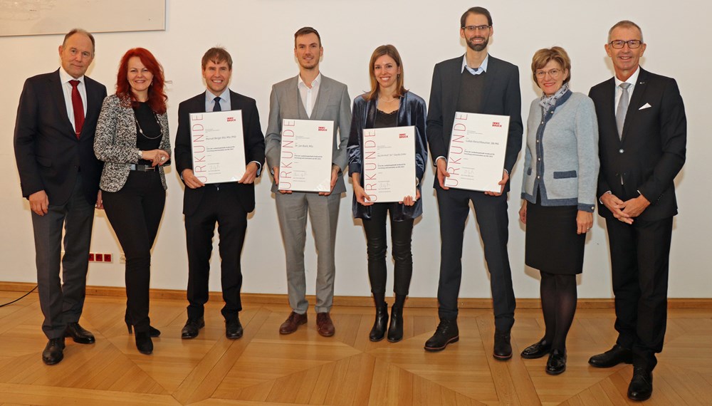 Vorsitzender des MCI-Hochschulkollegiums Franz Pegger (l.), Landesrätin Cornelia Hagele (2.v.l.), Stadträtin Christine Oppitz Plörer (2.v.r.) und MCI-Rektor Andreas Altmann (r.) gratulierten Jan Back (3.v.l.), Claudia Zoller (4.v.r.), Lukas Kerschbaumer (3.v.r.) und Manuel Berger (4.v.l.) zum Preis der Landeshauptstadt Innsbruck für Forschung und Innovation am Management Center Innsbruck (MCI) 2022.