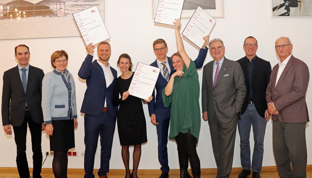 Stadträtin Christine Oppitz-Plörer (2.v.l.), Wolfgang Fleischhacker (Rektor Medizin Uni Innsbruck, 3.v.r.), Herbert Tilg (Leiter Univ.-Klinik für Innere Medizin I, 2.v.r.), Alexander Hüttendorfer (Direktor Institut für Rnomik und Genomik, r.) und Bernhard Metzler (GF OA, Innere Medizin III, l.) gratulierten Theresa Dolejsi (4.v.l.), Maria Effenberger (4.v.r.), Simon Hoser (3.v.l.) und Andreas Zollner (5.v.r.) zum Preis für ihre wissenschaftliche Forschung 2022.