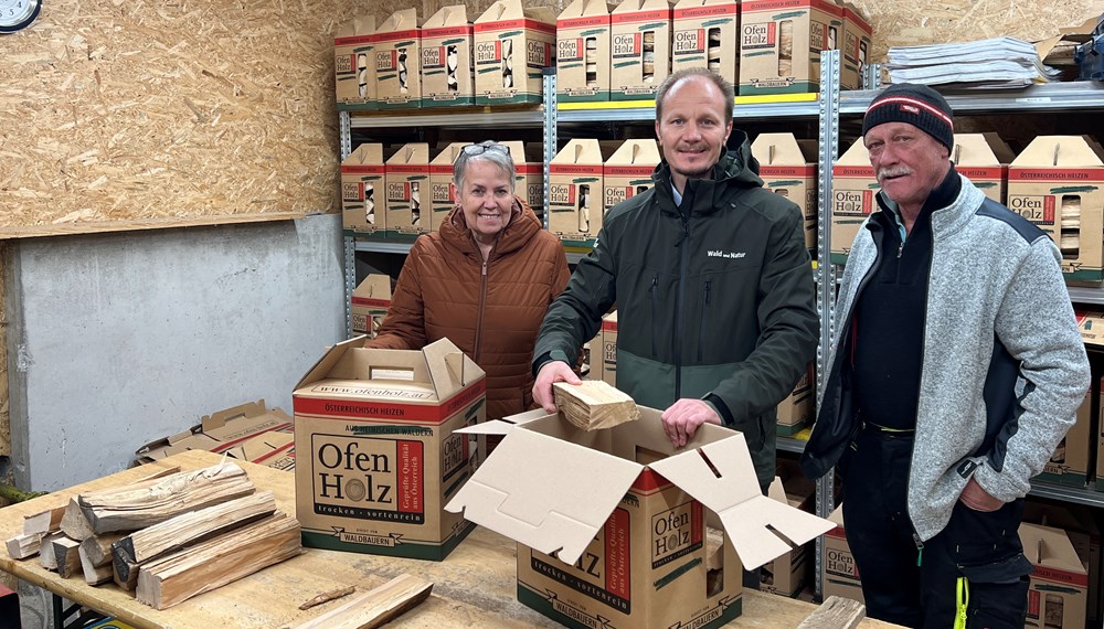Vizebürgermeister Johannes Anzengruber bedankt sich bei Johann Müller mit Gattin von Tiroler-Ofenholz, die als Kooperationspartner zur Verfügung stehen.