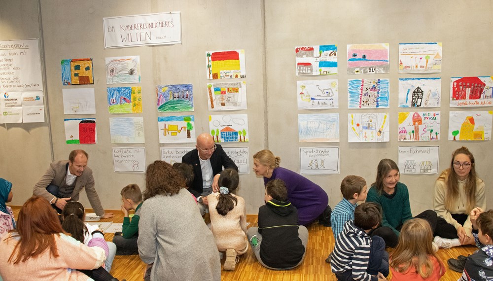 Vizebürgermeister Johannes Anzengruber (l.), Werner Leithmayer (Amtsvorstand für Schule und Bildung), Stadträtin Elisabeth Mayr und Stadträtin Uschi Schwarzl hören die Anliegen der Kinder.