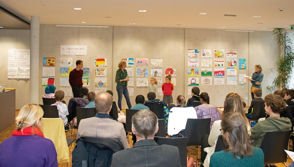 VertreterInnen der Politik und Stadtverwaltung lauschen den Ergebnissen des Kinderbeteiligungsseminares (v.l.n.r: Stadträtin Elisabeth Mayr, Vizebürgermeister Johannes Anzengruber und Stadträtin Uschi Schwarzl)