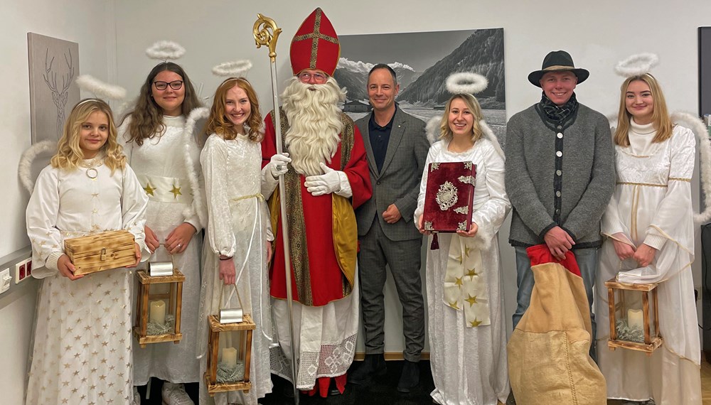Vizebürgermeister Markus Lassenberger (Bildmitte) mit den Amraser Nikolaus und seinen Helfern.