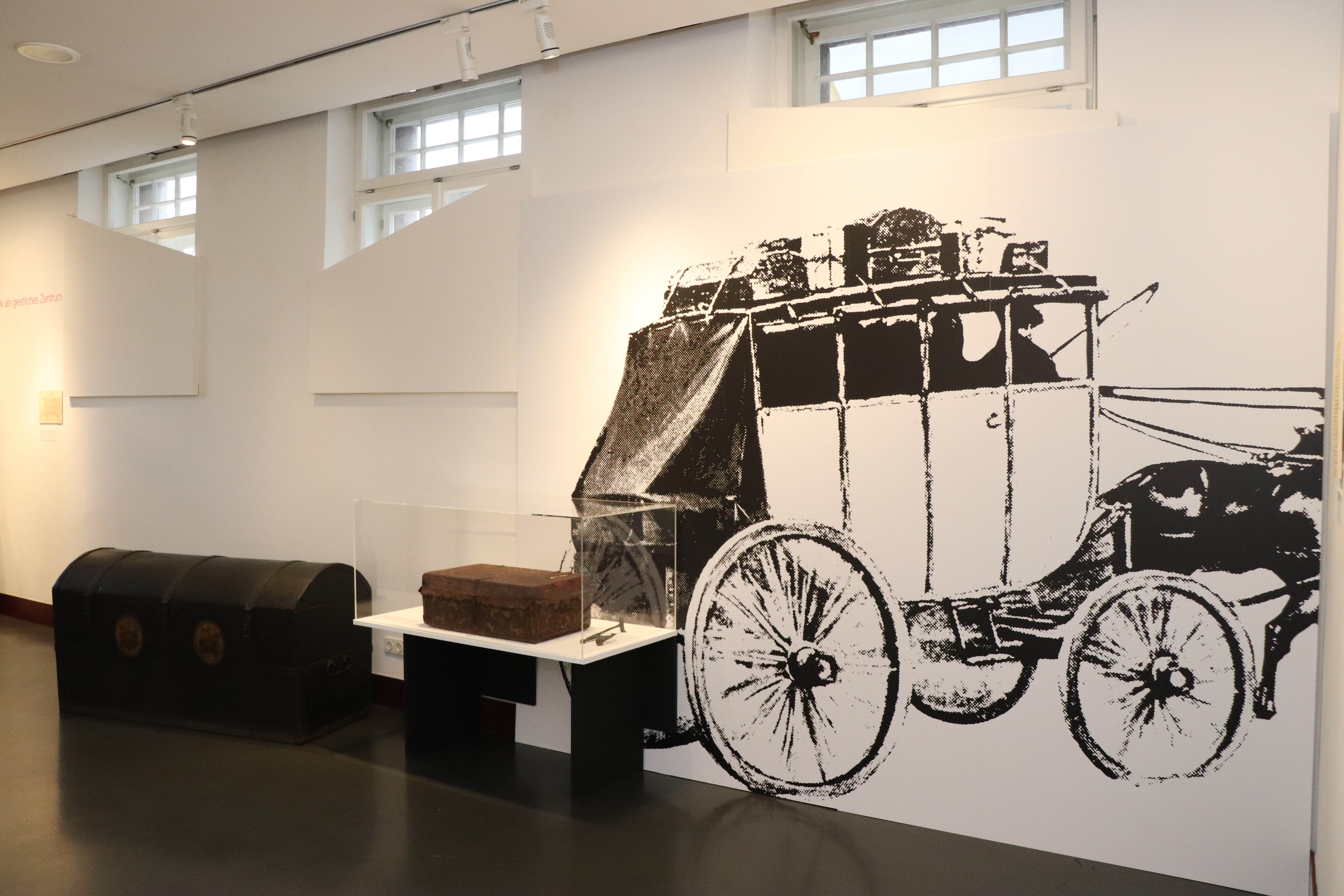 Die Ausstellung gibt Einblicke in das Reisen Herzog Friedrichs IV. im 17. Jahrhundert - hier ein Reisekoffer und eine Reisetruhe.