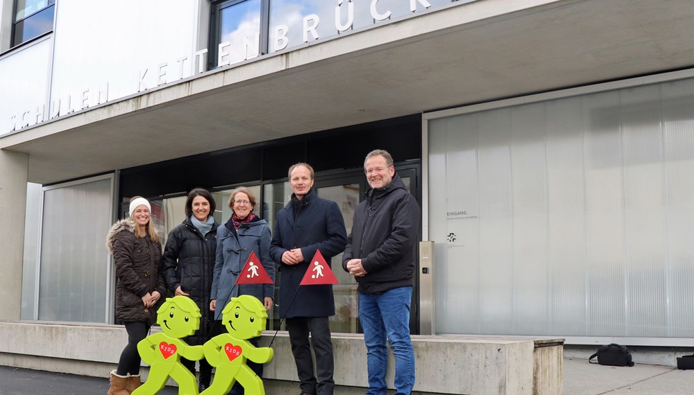 Vizebürgermeister Johannes Anzengruber und der Leiter des Amtes für Allgemeine Sicherheit, Klaus Feistmantl (r.) übergaben zwei StreetBuddies an die Direktorin der Volksschule Kettenbrücke, Alexandra Spielmann (3.v.r.). Auch die Vertreterinnen der Elterninitiative "Sicherer Schulweg" (l.) freuen sich über die leuchtenden Warnfiguren, die auf den stark befahrenen Straßen in unmittelbarer Nähe der Volksschule Kettenbrücke aufgestellt werden und sehen dies als Signal für weitere Initiativen im Zeichen der Sicherheit von Schulkindern. Der leuchtende „StreetBuddy“ soll auf ein angepasstes und vorsichtiges Fahrverhalten im Bereich von Schulen, Kindergärten und Spielplätzen hinweisen.