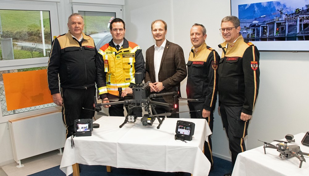 Landesfeuerwehrinspektor Alfons Gruber (l.), Branddirektor Helmut Hager, Vizebürgermeister Johannes Anzengruber, Landesfeuerwehrkommandant Jakob Unterladstätter und Drohnenexperte Andreas Oblasser mit einer der neuen Drohnen für die Feuerwehr.