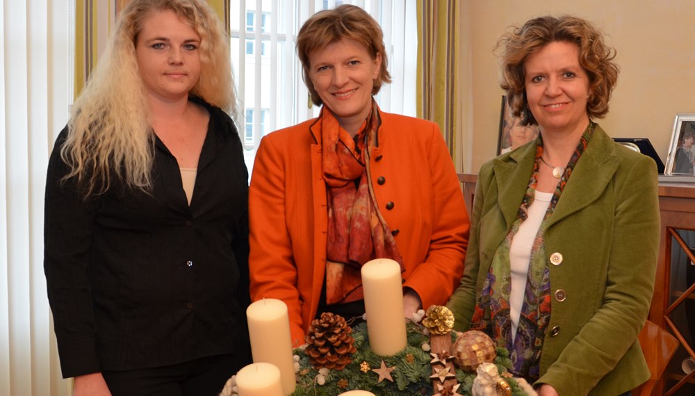 Bereits zum 7. Mal spendete Bellaflora dem städtischen Amt für Kinder- und Jugendhilfe einen Adventkranz. Gabriele Herlitschka, Amtsleiterin Kinder- und Jugendhilfe (rechts), freute sich gemeinsam mit Bürgermeisterin Christine Oppitz-Plörer über den neuen Tischschmuck, der im Amt für Kinder- und Jugendhilfe aufgestellt wird und für eine positive Grundstimmung sorgt – denn gerade die Vorweihnachtszeit ist dort erfahrungsgemäß die arbeitsintensivste Zeit.