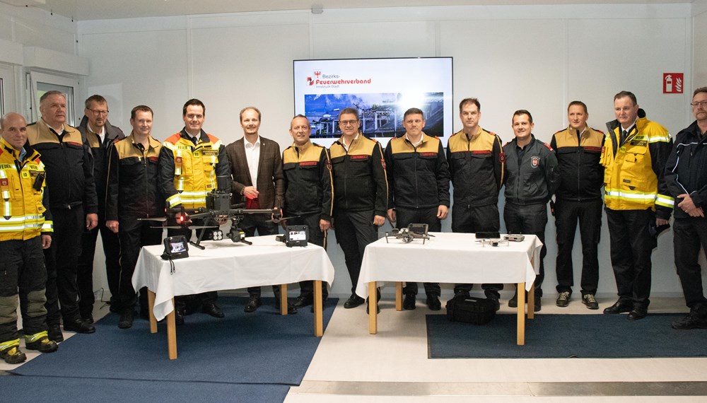 Die versammelten Feuerwehrleute um Vizebürgermeister Johannes Anzengruber (6.v.l.) und Branddirektor Helmut Hager (5.v.l.) freuen sich über die neue Ausrüstung.