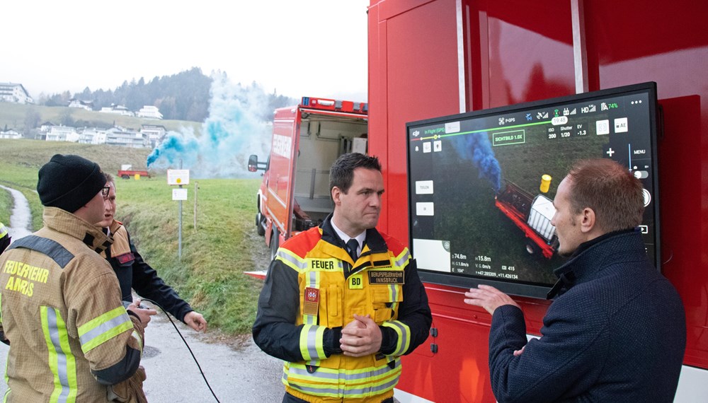 Branddirektor Helmut Hager (l.) und Vizebürgermeister Johannes Anzengruber bei der Demonstration der Drohnen im Einsatz