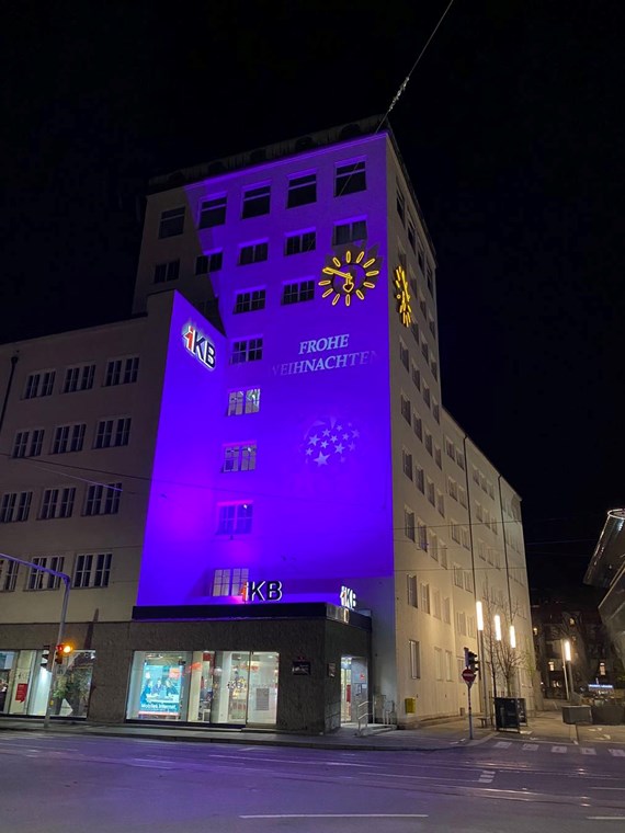 "Purple Light Up": Auch die Beleuchtung der IKB-Zentrale am Landhausplatz macht auf den Aktionstag aufmerksam.