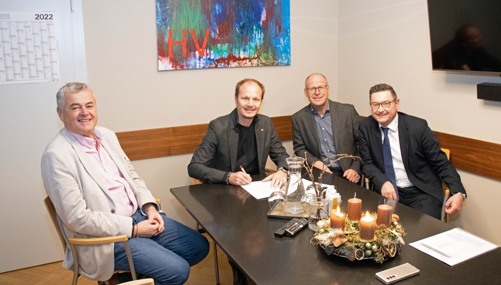Vizebürgermeister Johannes Anzengruber (2.v.l.), Hubert Innerebner (ISD, l.), Arnold Schett (Heim St. Vinzenz, 2.v.r.) und Markus Warger (Amt für Soziales) bei der Vertragsunterzeichnung.