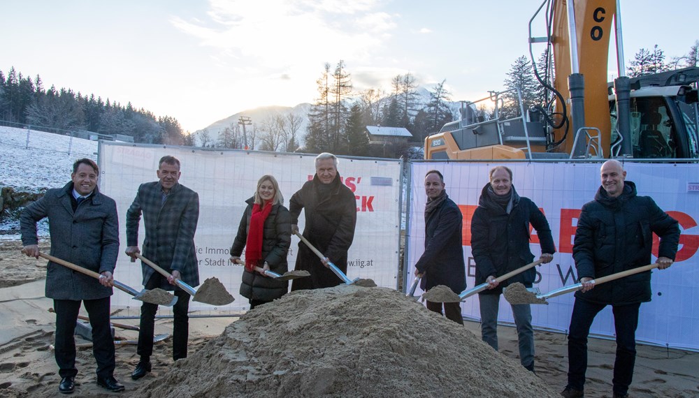 Freuten sich, dass die Bauarbeiten für die zukünftige Sportanlage Zimmerwiese in Igls starten: (v. l. n. r.:) IIG-Geschäftsführer Franz Danler, Bürgermeister Georg Willi, Sportstadträtin Elisabeth Mayr, Stadtrat Rudolf Federspiel, Vizebürgermeister Markus Lassenberger, Vizebürgermeister Johannes Anzengruber und Sportamtsleiter Romuald Niescher.