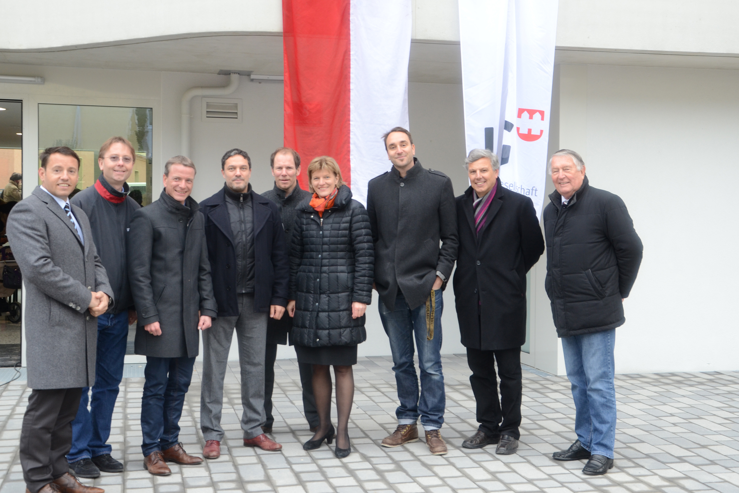 Für die Errichtung der neuen Wohnanlage verantwortlich (v.l.): IIG-Geschäftsführer Franz Dahnler, Pfarrer Peter Kneußl, Vizebürgermeister Christoph Kaufmann, Architekt Thomas Weber, IIG-Geschäftsbereichsleiter Technik Markus Schöpf, Bürgermeisterin Christine Oppitz-Plörer, Architekt Andreas Schenker, IIG-Projektleiter Robert Kircher und Präsident des Vereins "Sicheres Tirol" Rudolf Warzilek